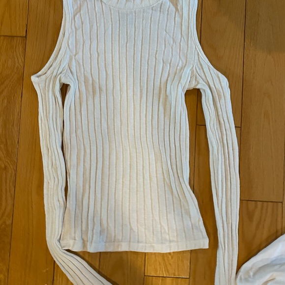 Long sleeve tops 15$/ item. - Picture 9 of 11